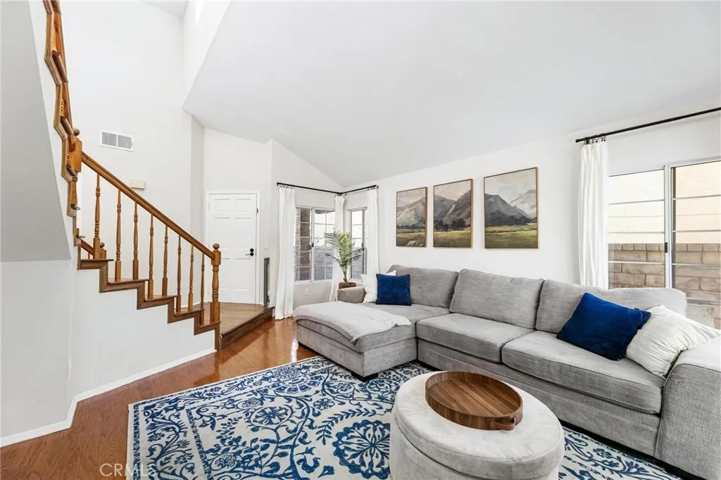 28205 Stonington Lane, Saugus, California 91350 home-pic-4