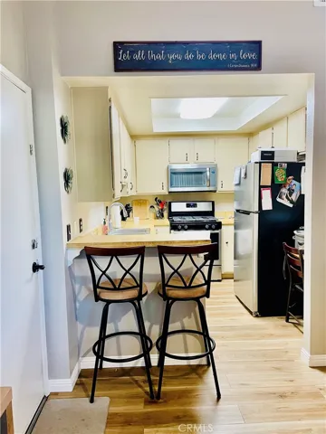 KITCHEN COUNTER & BARSTOOLS