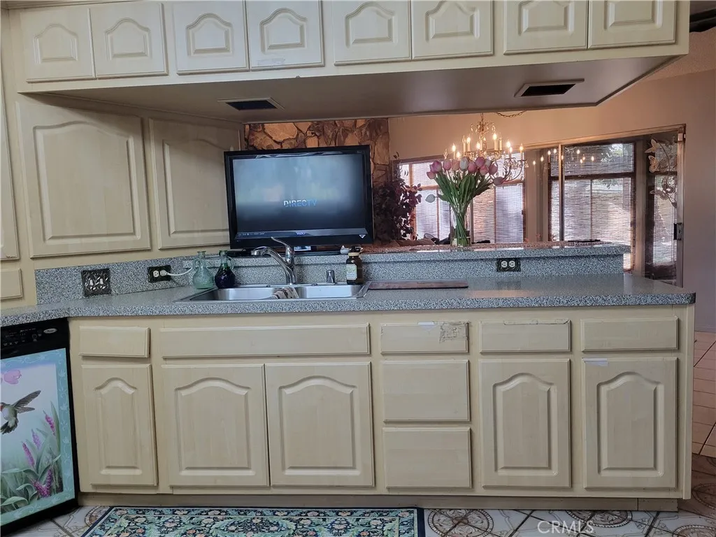 Lots of kitchen cabinets