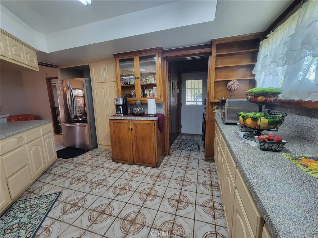 Spacious kitchen counters