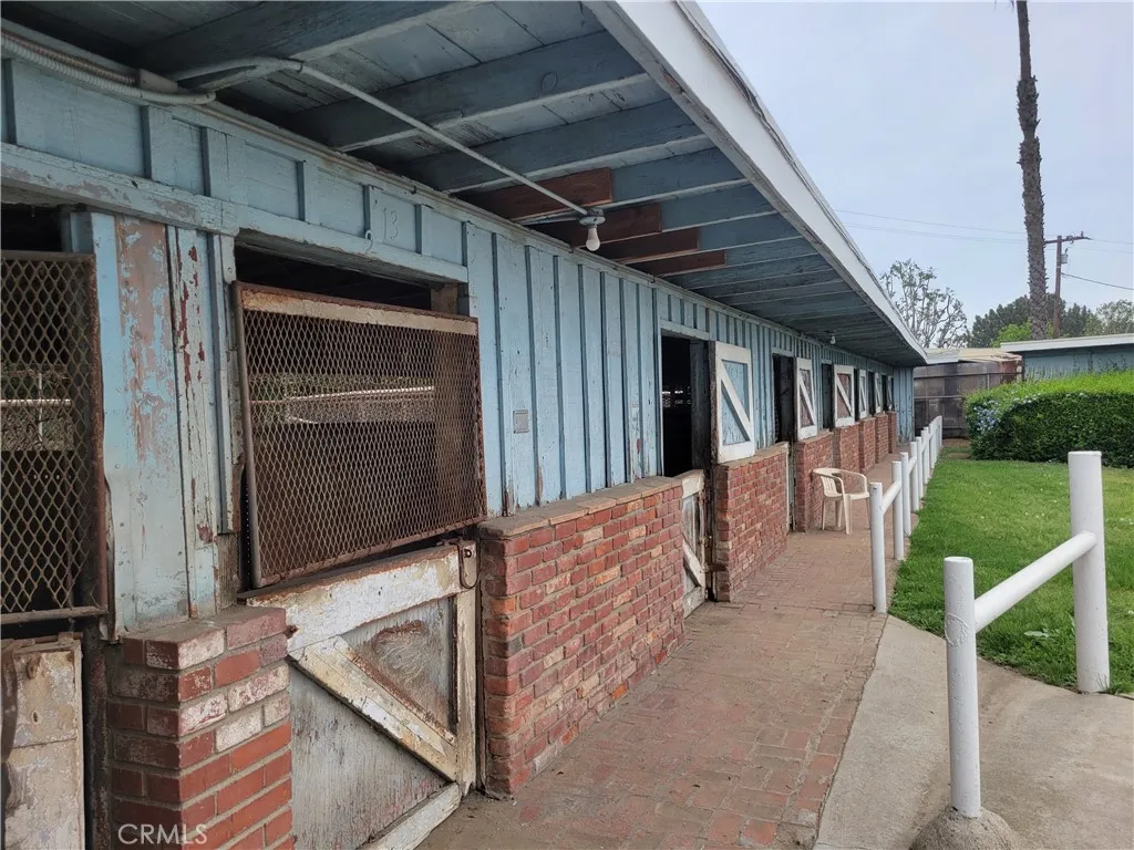 Stables & MULTIPLE TACK ROOMS!