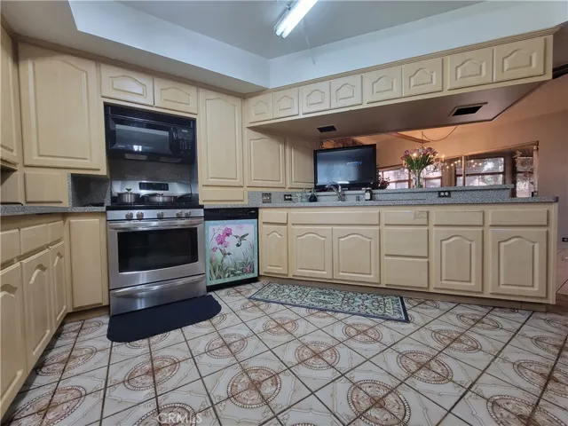 Kitchen has lots of cabinets & counter space