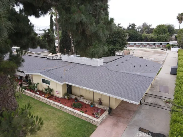 Drone shot from front to rear stable building
