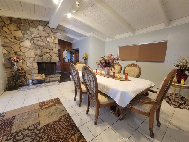 Huge room, high open wood beam ceiling