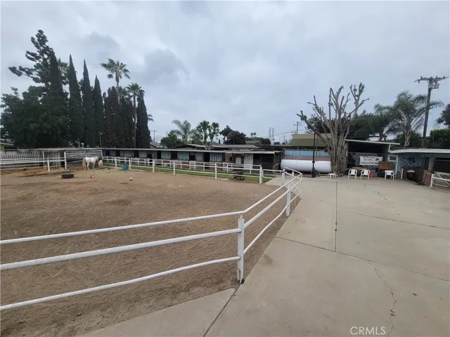 Easy driveway access to back of the arena
