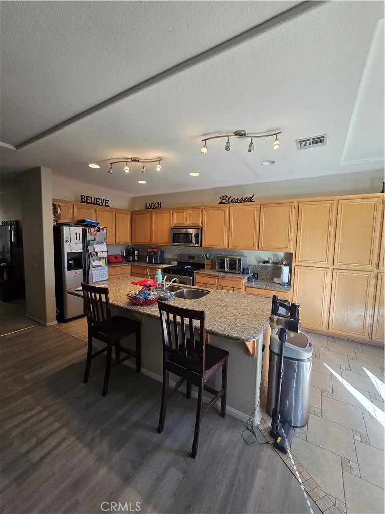 13049 Nelliebell Drive, Victorville, California 92392 home-pic-8