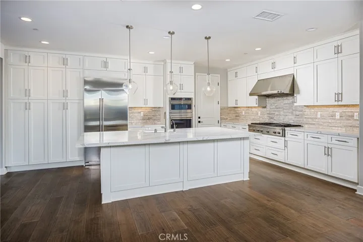 Open kitchen with large center island, quartz counters