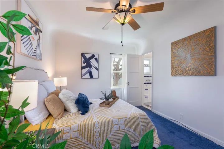 jack & jill w/ 1/2 bath