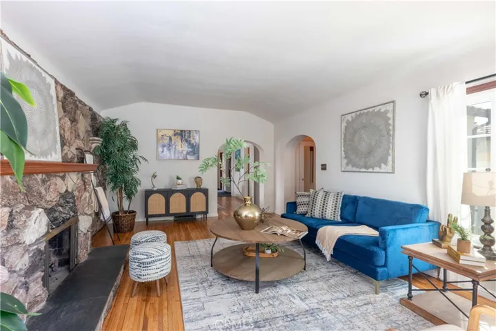 photo doesn’t show the depth and size of this living room