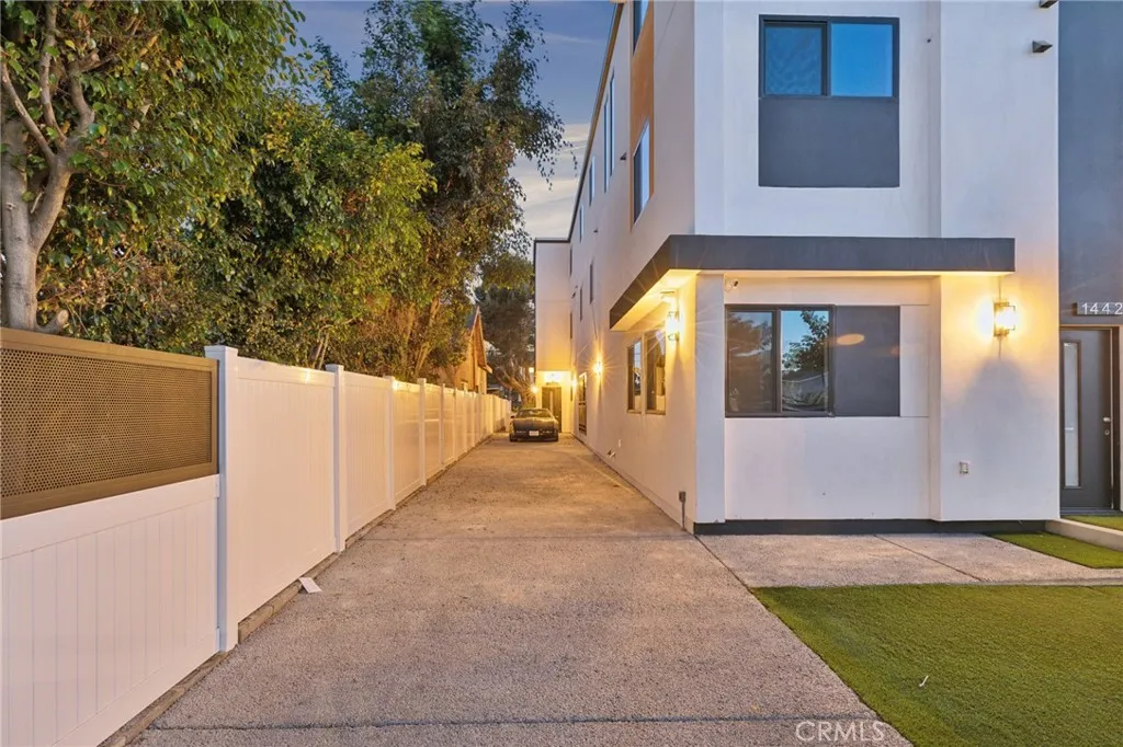 1444 W 37th Street, Los Angeles, California 90018 home-pic-13