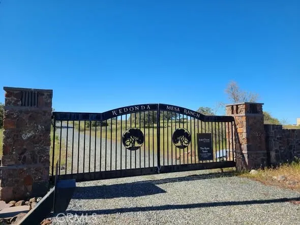 Front Gate to lot 25 and 26    Lot 29  is to the left of the3 gate