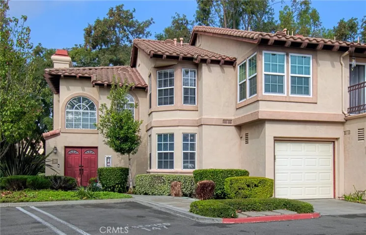 Rare end-unit with lots of parking!