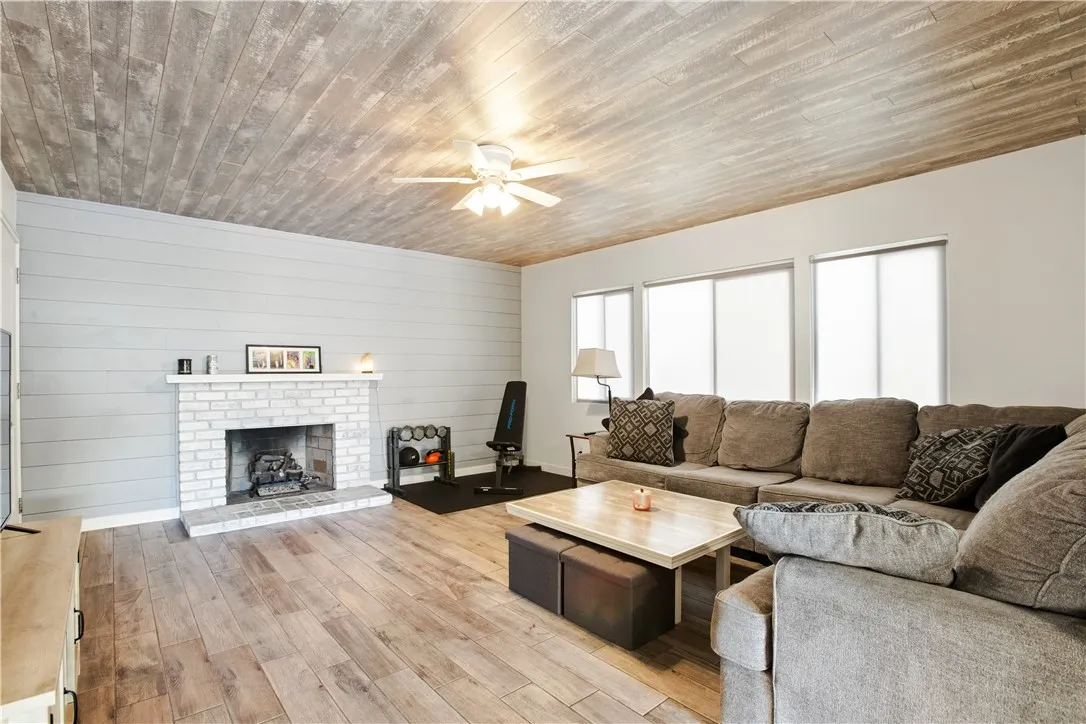 207 E Morningside Street, Long Beach, California 90805 home-pic-1