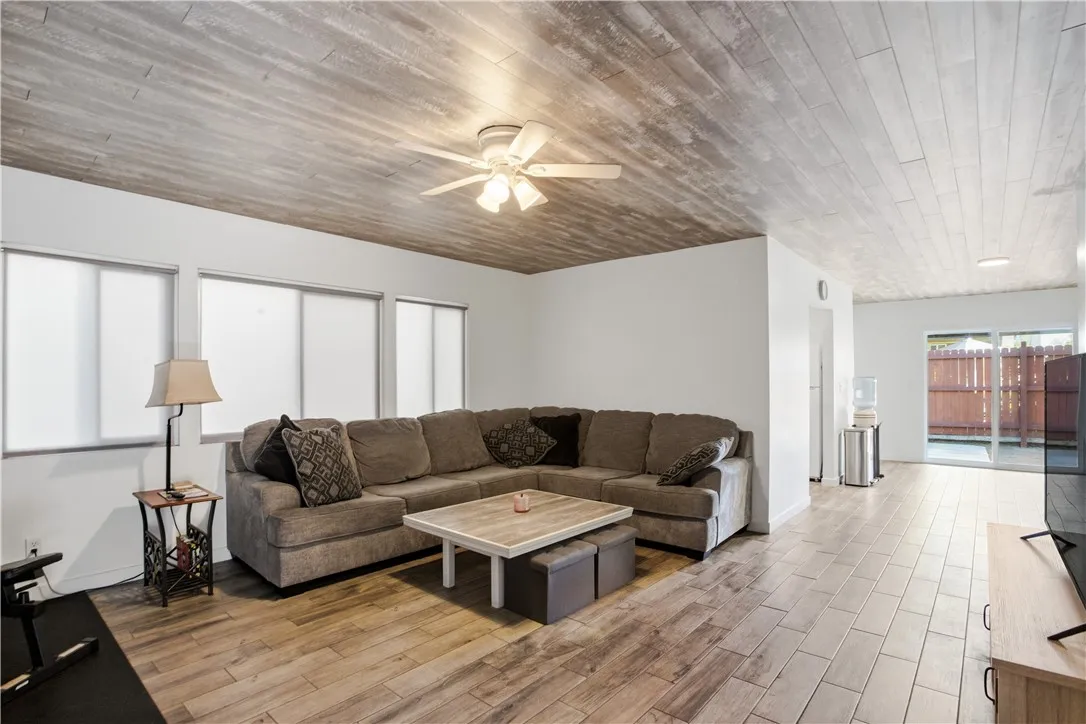 207 E Morningside Street, Long Beach, California 90805 home-pic-2
