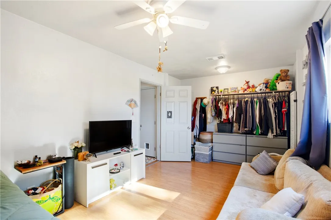 207 E Morningside Street, Long Beach, California 90805 home-pic-17