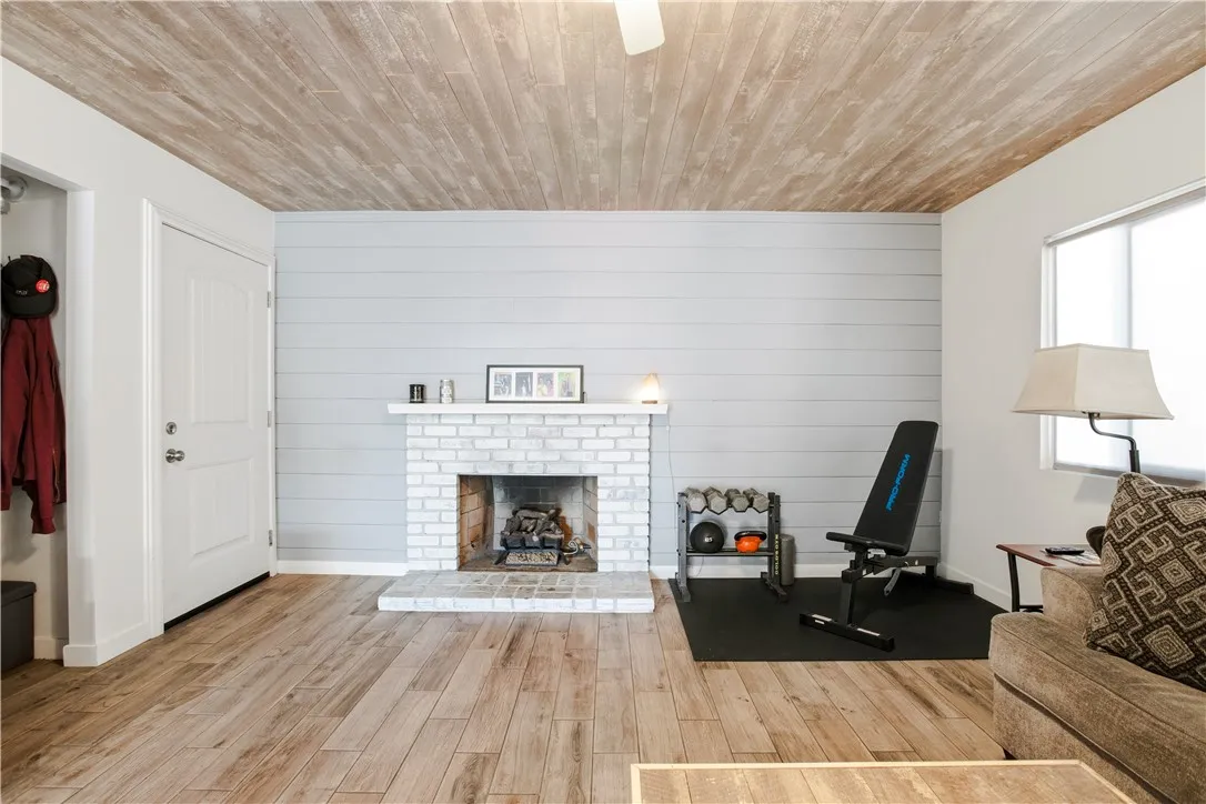 207 E Morningside Street, Long Beach, California 90805 home-pic-3
