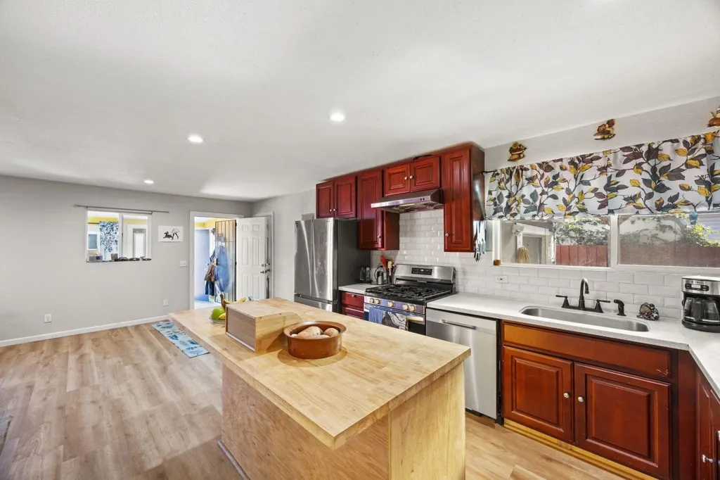 7447 Lockwood St, Oakland, California 94621 home-pic-6
