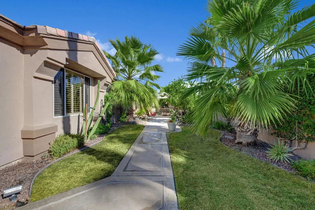 440 Desert Holly Drive, Palm Desert, California 92211 home-pic-3