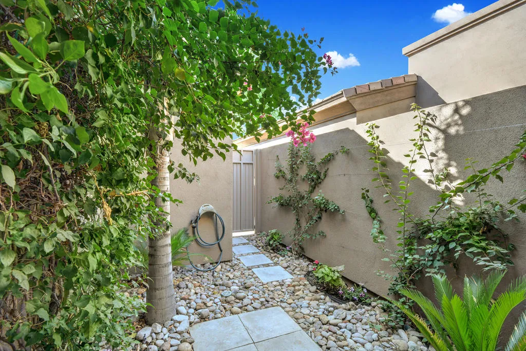 440 Desert Holly Drive, Palm Desert, California 92211 home-pic-16