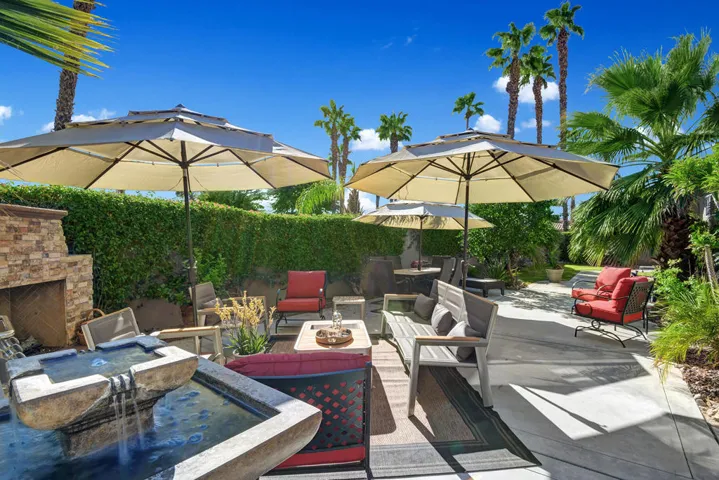 007ENTRY COURTYARD REVERSE MLS