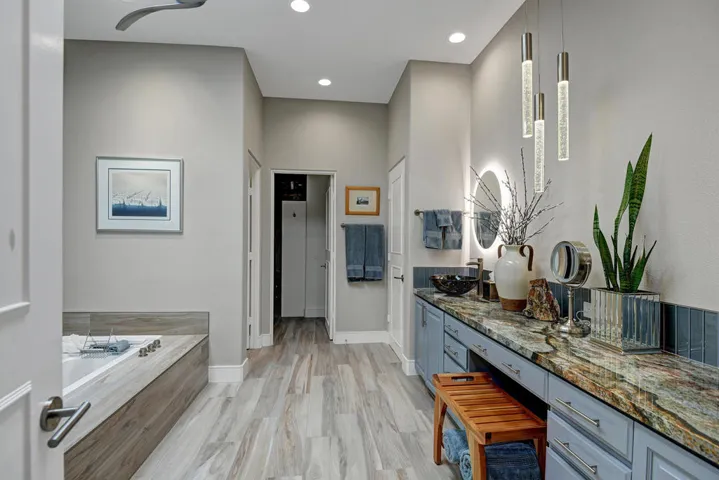 024PRIMARY BATHROOM THROUGH MLS