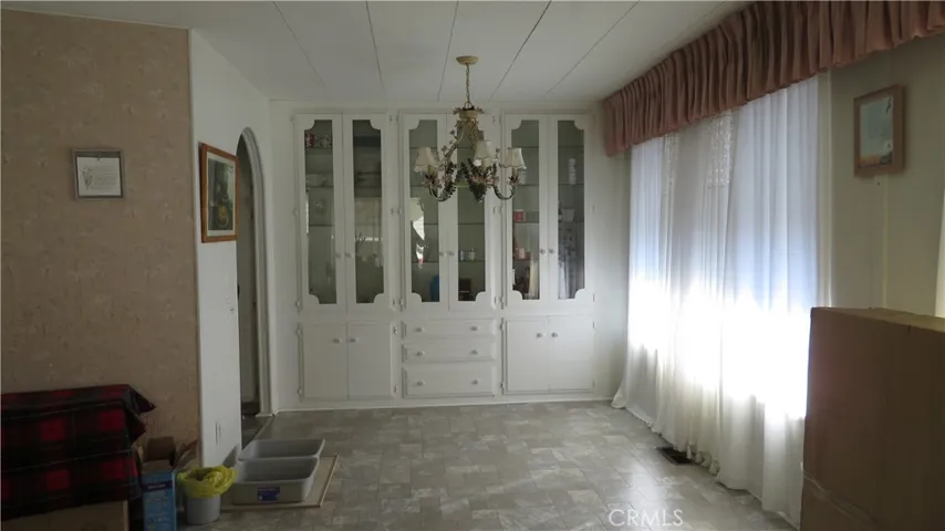 Built-in Dining Room Cab
inet