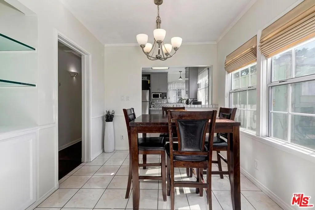 2218 S Genesee Avenue, Los Angeles, California 90016 home-pic-11