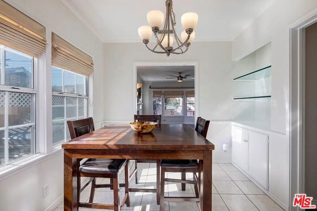 2218 S Genesee Avenue, Los Angeles, California 90016 home-pic-12