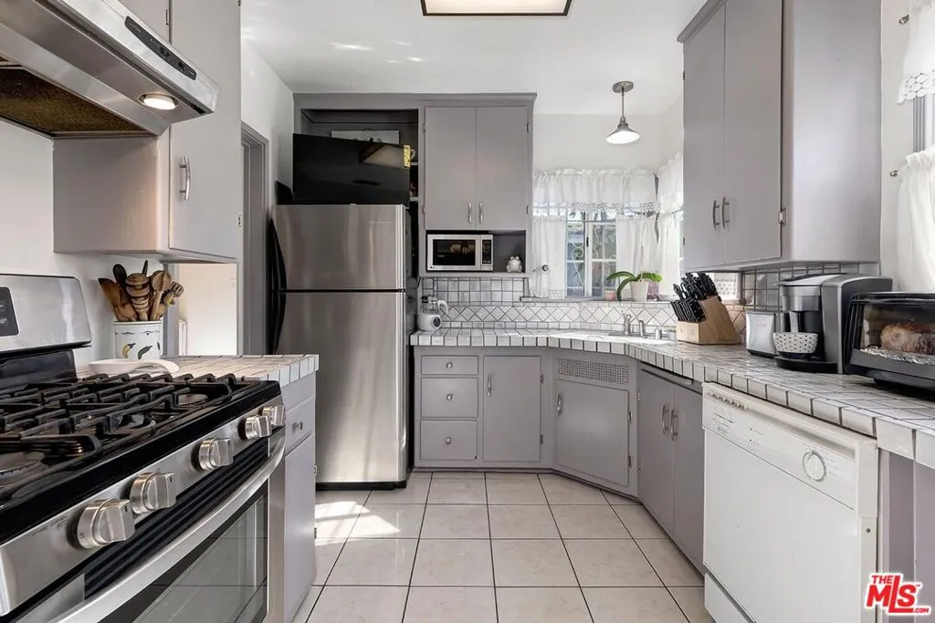 2218 S Genesee Avenue, Los Angeles, California 90016 home-pic-14