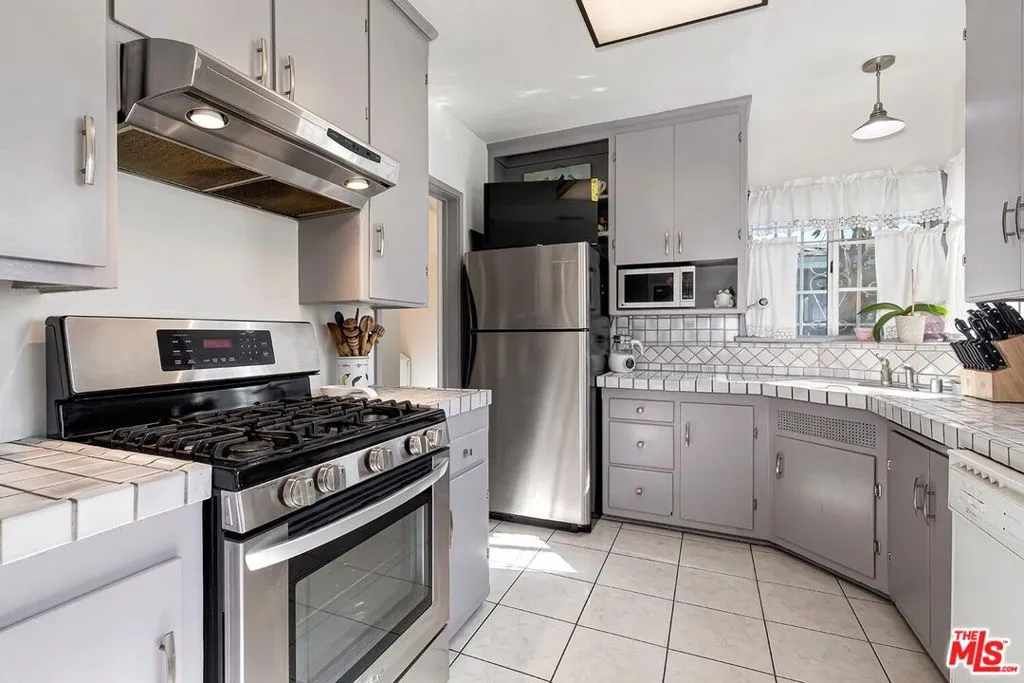2218 S Genesee Avenue, Los Angeles, California 90016 home-pic-13