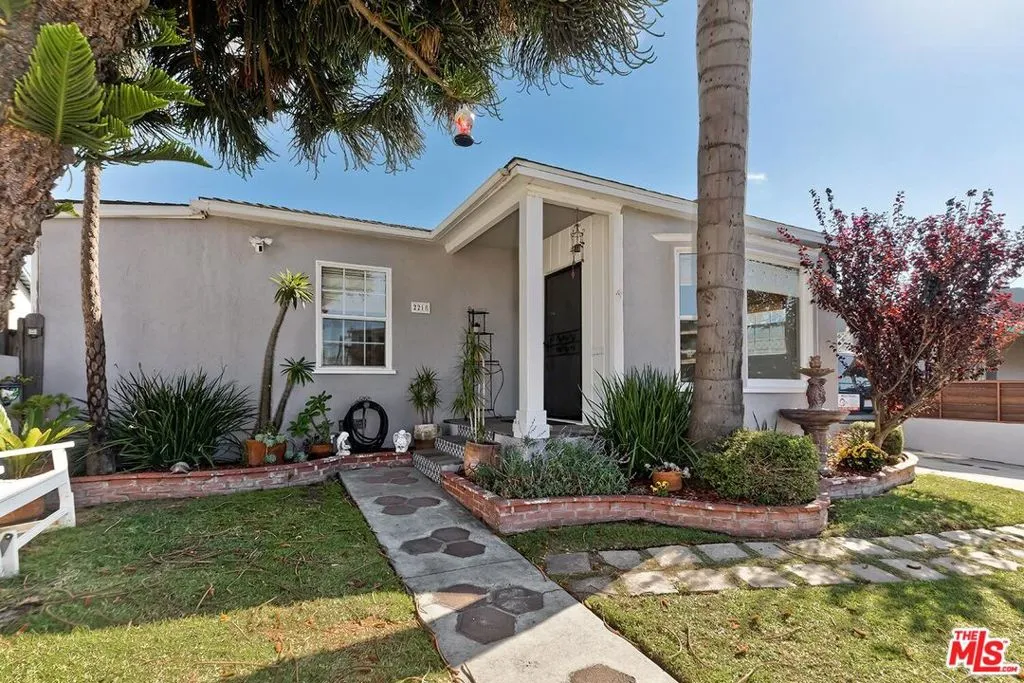 2218 S Genesee Avenue, Los Angeles, California 90016 home-pic-2