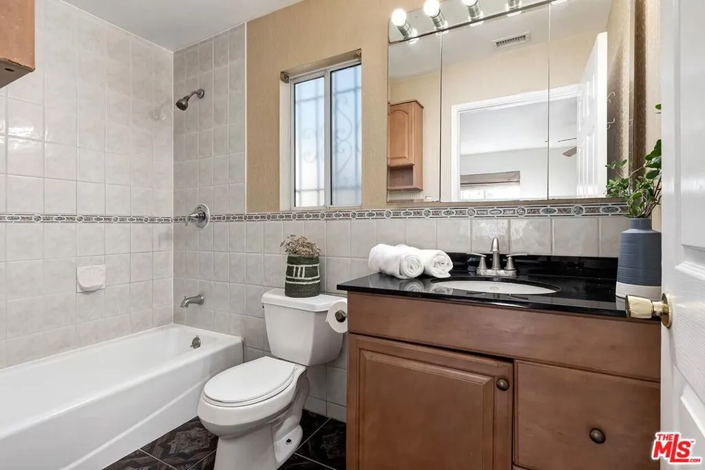 2218 S Genesee Avenue, Los Angeles, California 90016 home-pic-18