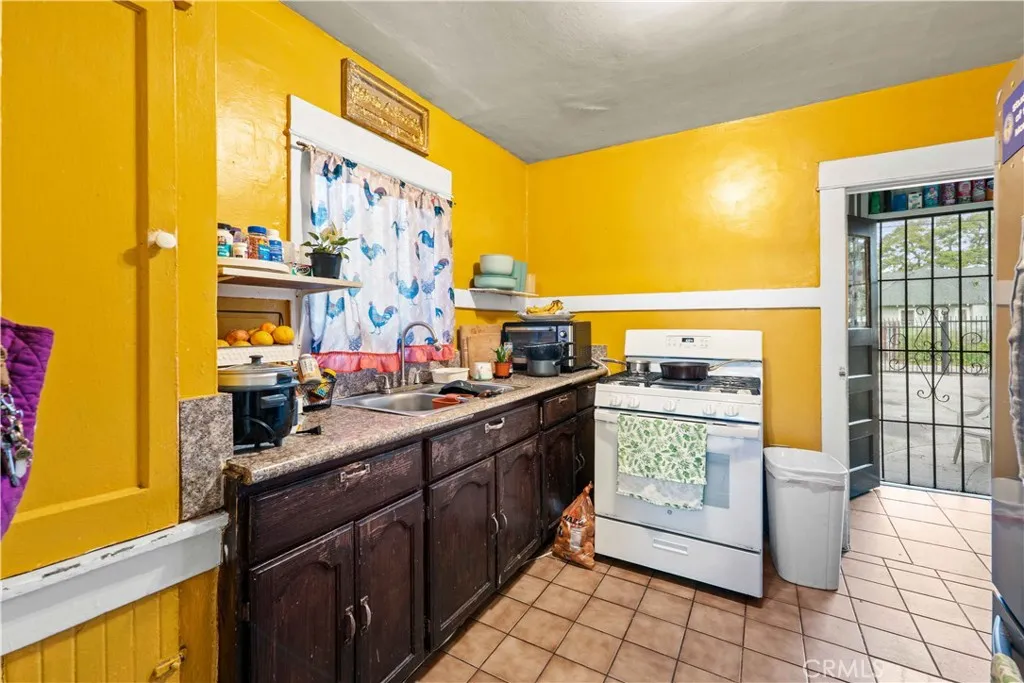 873 W Vernon, Los Angeles, California 90037 home-pic-12