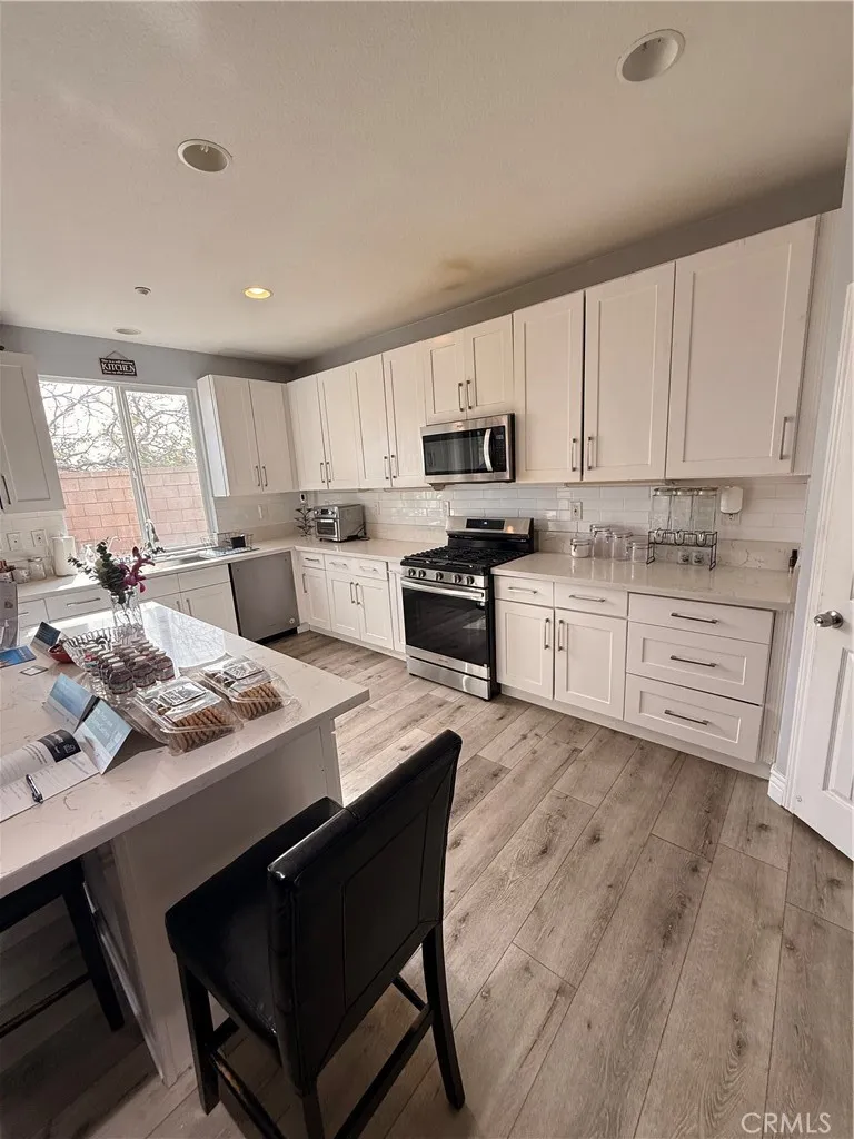 7667 Yellow Iris Court, Fontana, California 92336 home-pic-3