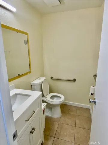 Unit B Bathroom
