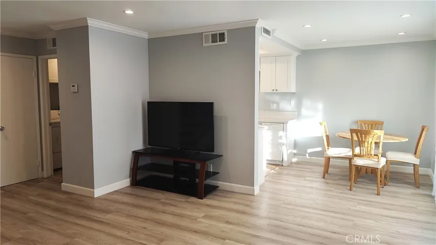 spacious living room , Dining area and kitchen