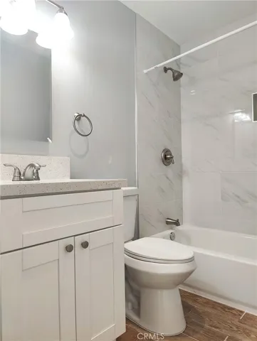 Upstairs remodeled full bathroom