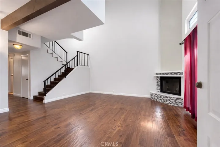 VIRTUAL EMPTY LIVING ROOM