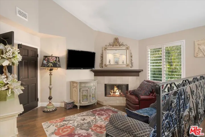 Firepalce Sitting Area, Primar