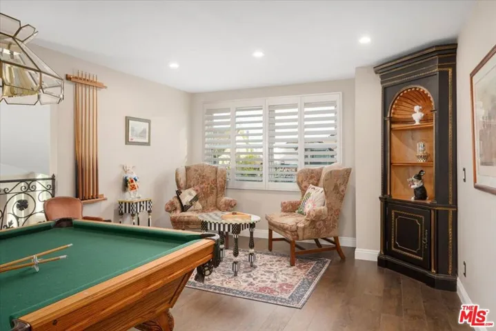 Large 2nd floor Entertainment