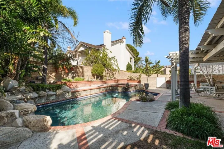 Large Pool w/ Hot Tub