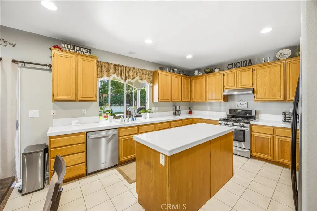 8470 Lindenhurst, Riverside, California 92508 home-pic-14