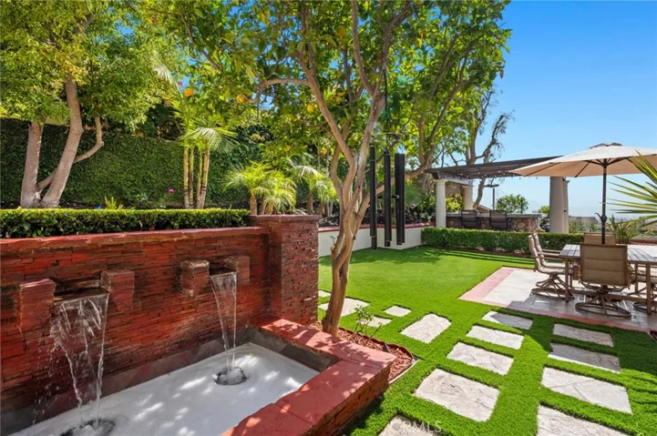 The community’s prime location provides access to resort-style amenities including a clubhouse, pool and spa, sports courts, parks, and playgrounds—all within an exclusive and meticulously maintained setting.