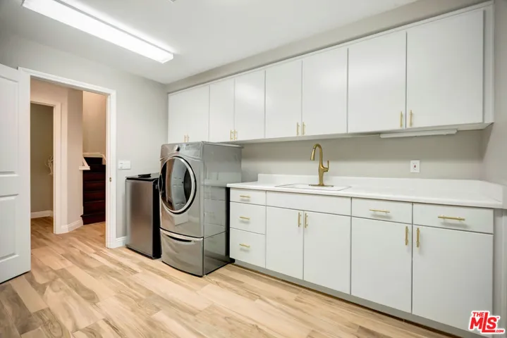 Very large Laundry Room