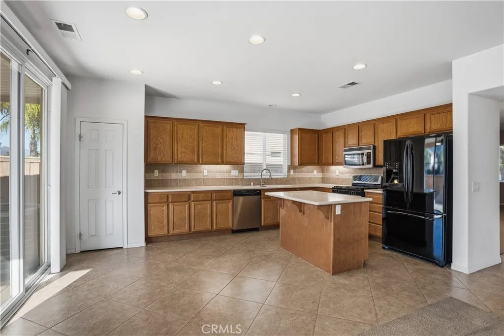 19845 Silverwood Drive, Lake Elsinore, California 92530 home-pic-12