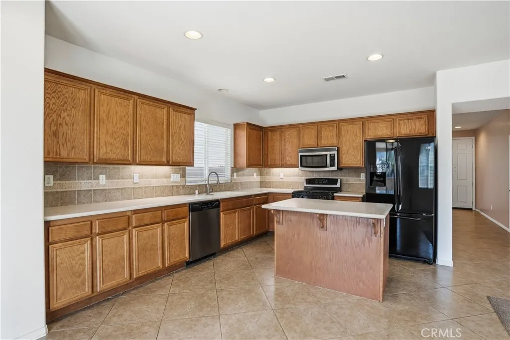 19845 Silverwood Drive, Lake Elsinore, California 92530 home-pic-11