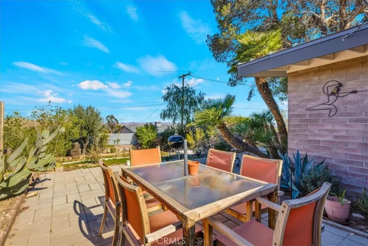 SIDE YARD DINE AREA