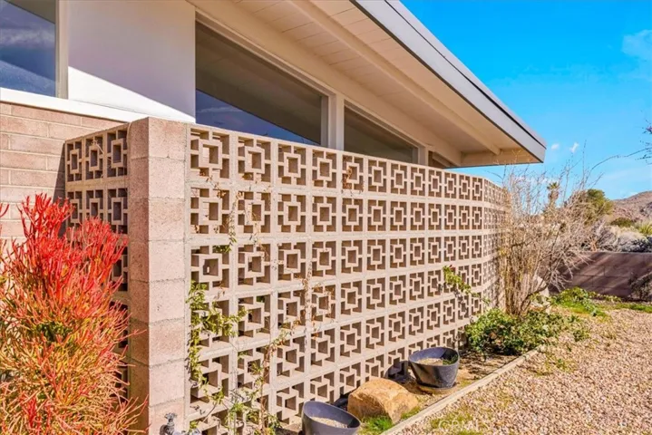 CLASSIC BREEZE BLOCK WALL