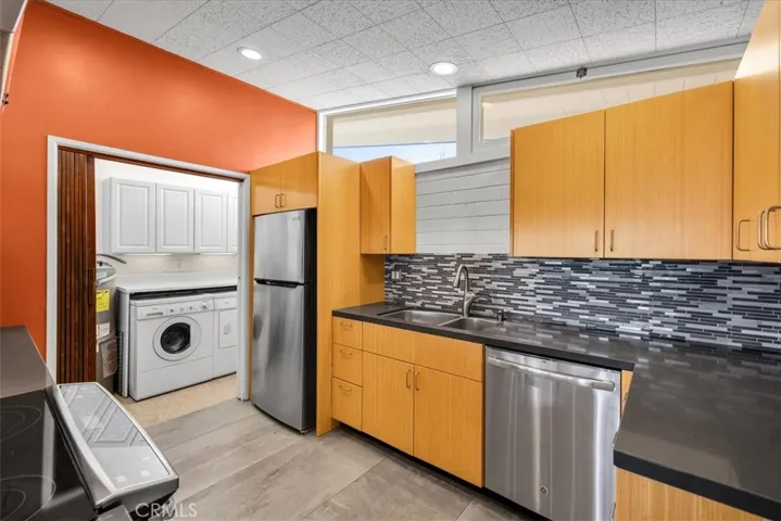 KITCHEN / LAUNDRY