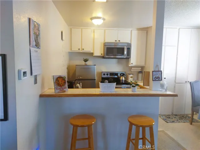 Kitchen and Breakfast Bar